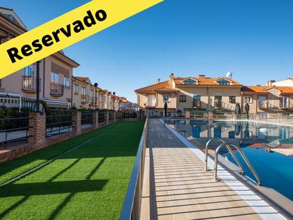 Piscina de Casa adosada en venda en Ávila Capital amb Balcó