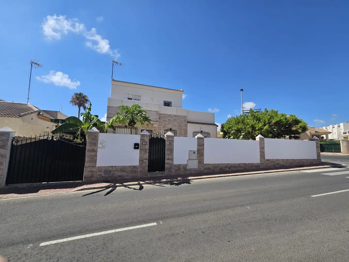 Vista exterior de Casa o chalet en venta en Torrevieja con Aire acondicionado, Jardín privado y Terraza