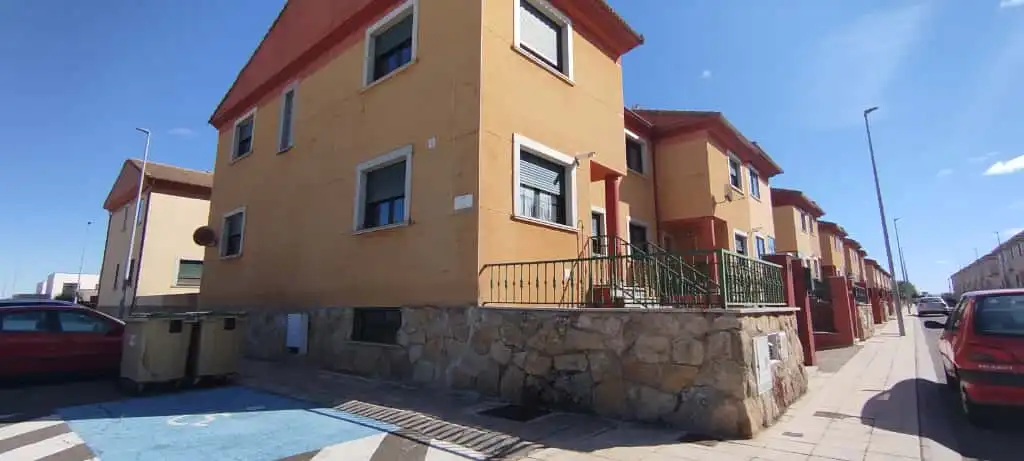 Vista exterior de Casa adosada en venda en Doñinos de Salamanca amb Calefacció, Jardí privat i Moblat