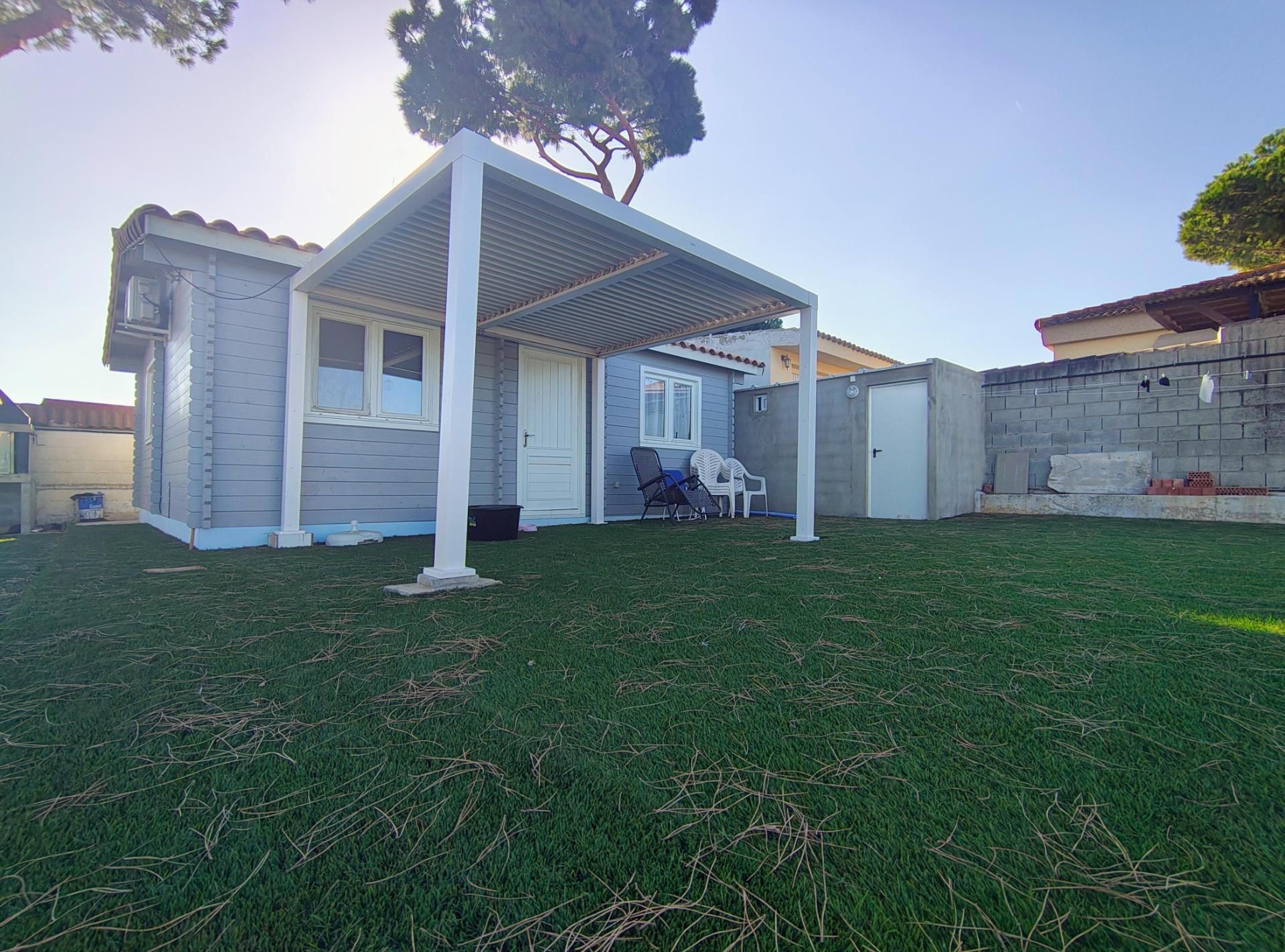 Vista exterior de Casa o xalet en venda en Chiclana de la Frontera amb Jardí privat, Traster i Piscina