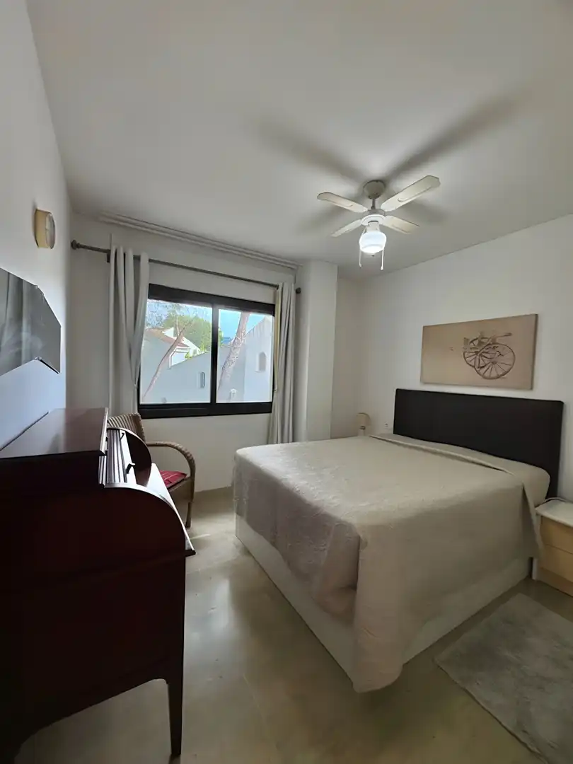Schlafzimmer von Dachboden zum Verkauf in Marbella mit Klimaanlage, Terrasse und Schwimmbad