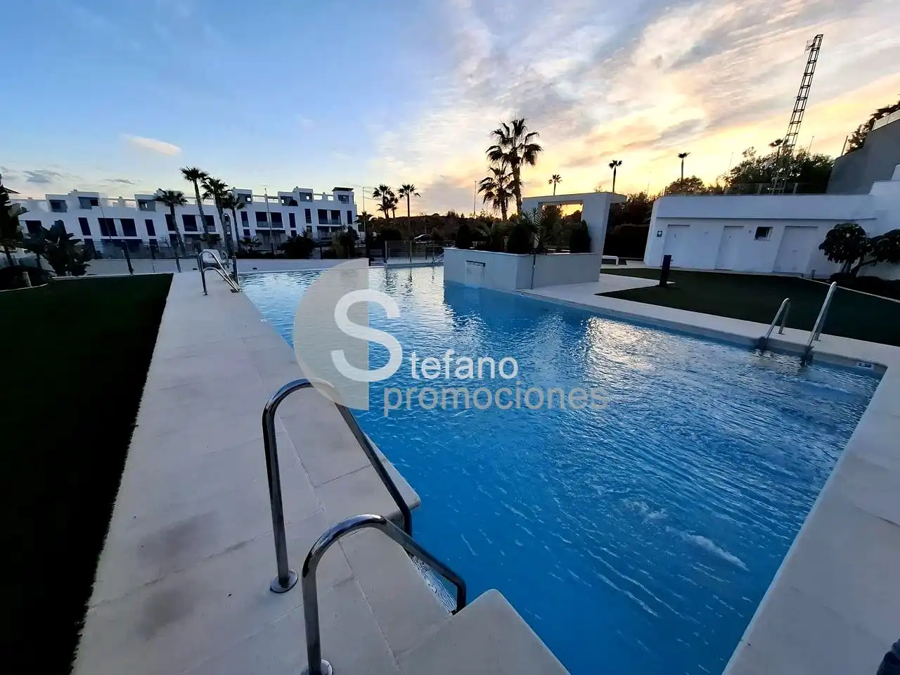 Piscina de Casa adosada en venta en Rincón de la Victoria con Terraza y Piscina comunitaria