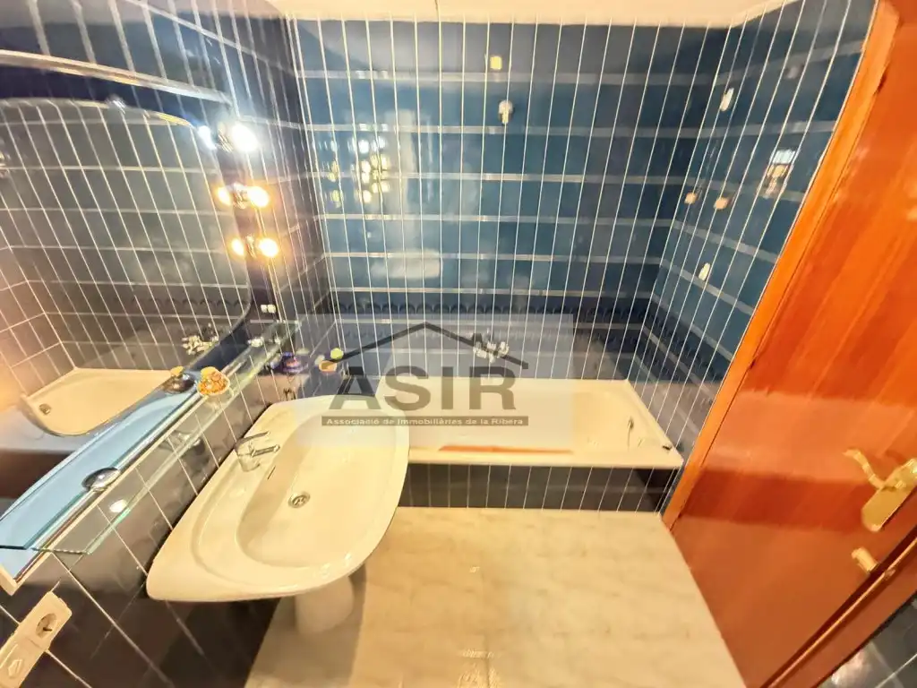 Bany de Pis en venda en Alzira amb Balcó