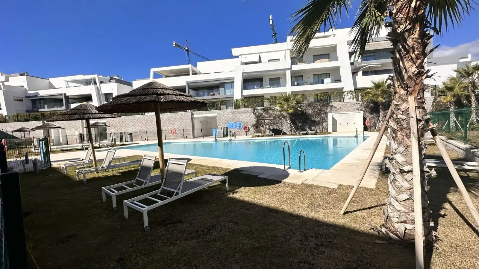 Piscina de Piso de alquiler en Estepona con Aire acondicionado, Terraza y Amueblado
