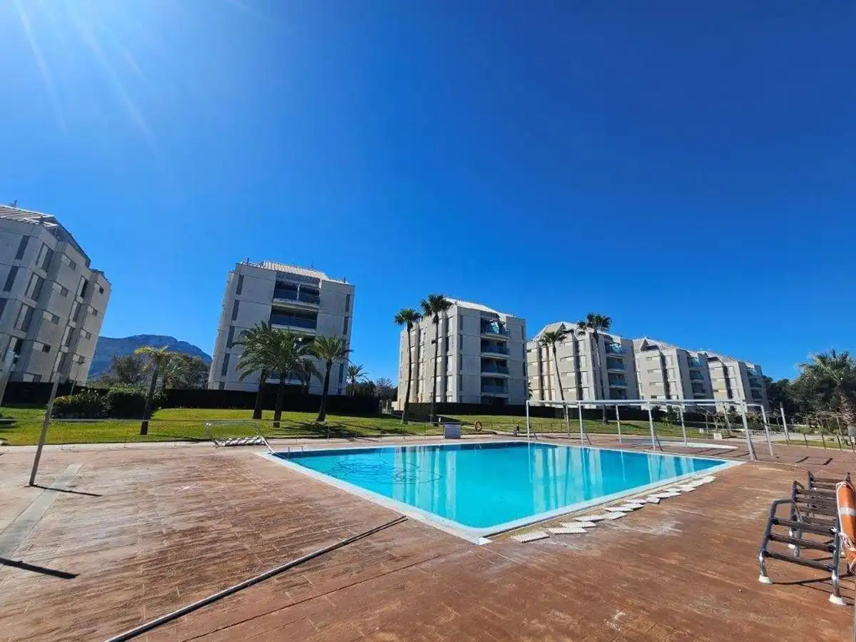 Piscina de Apartament en venda en Dénia amb Aire condicionat, Calefacció i Terrassa
