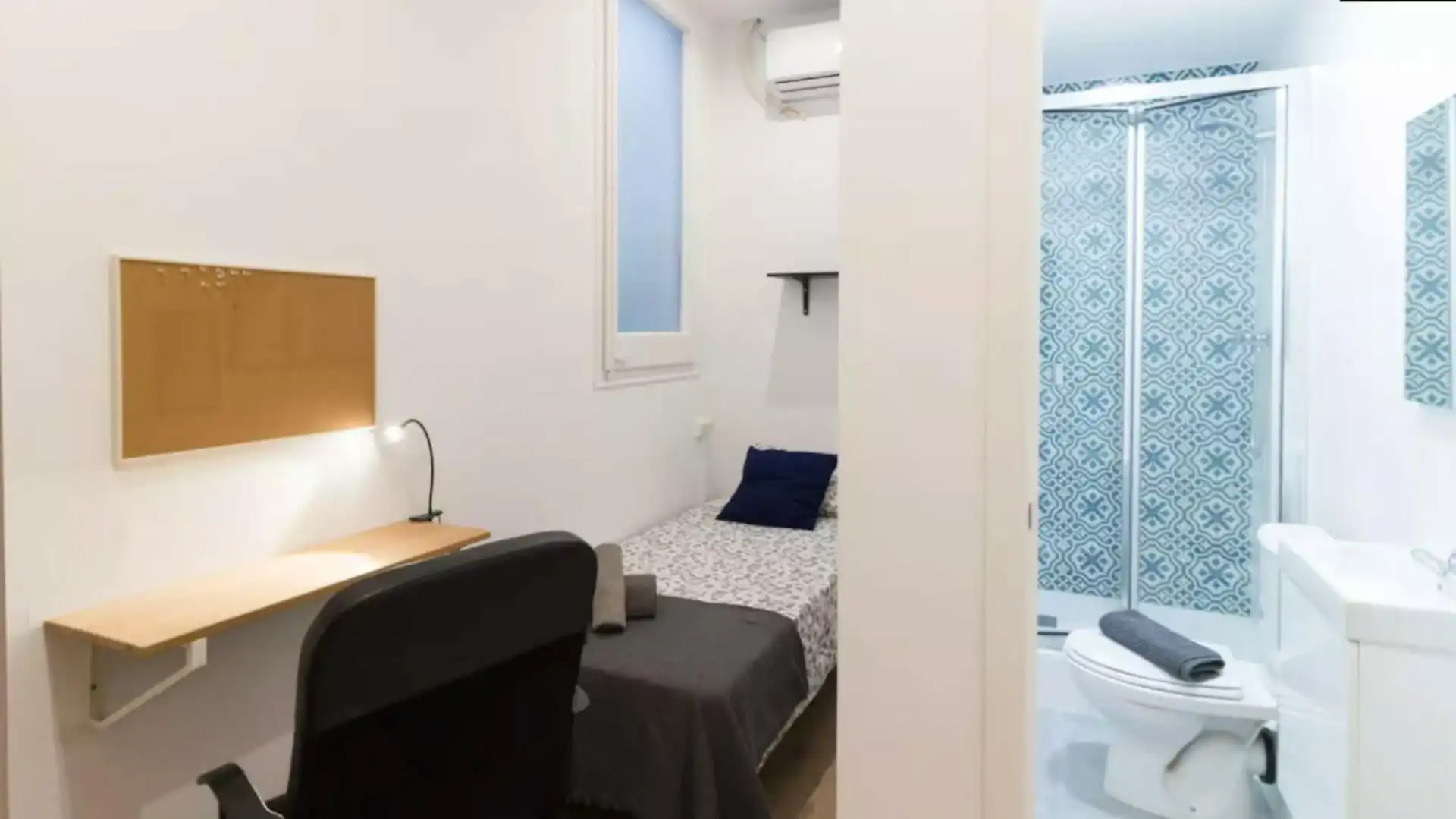 Bedroom of Flat for share in Barcelona  with Air Conditioner, Heating and Furnished