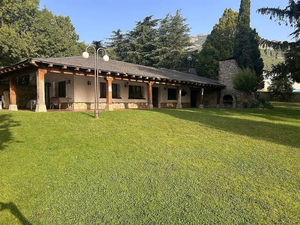Vista exterior de Casa adosada en venta en El Escorial con Calefacción, Jardín privado y Parquet