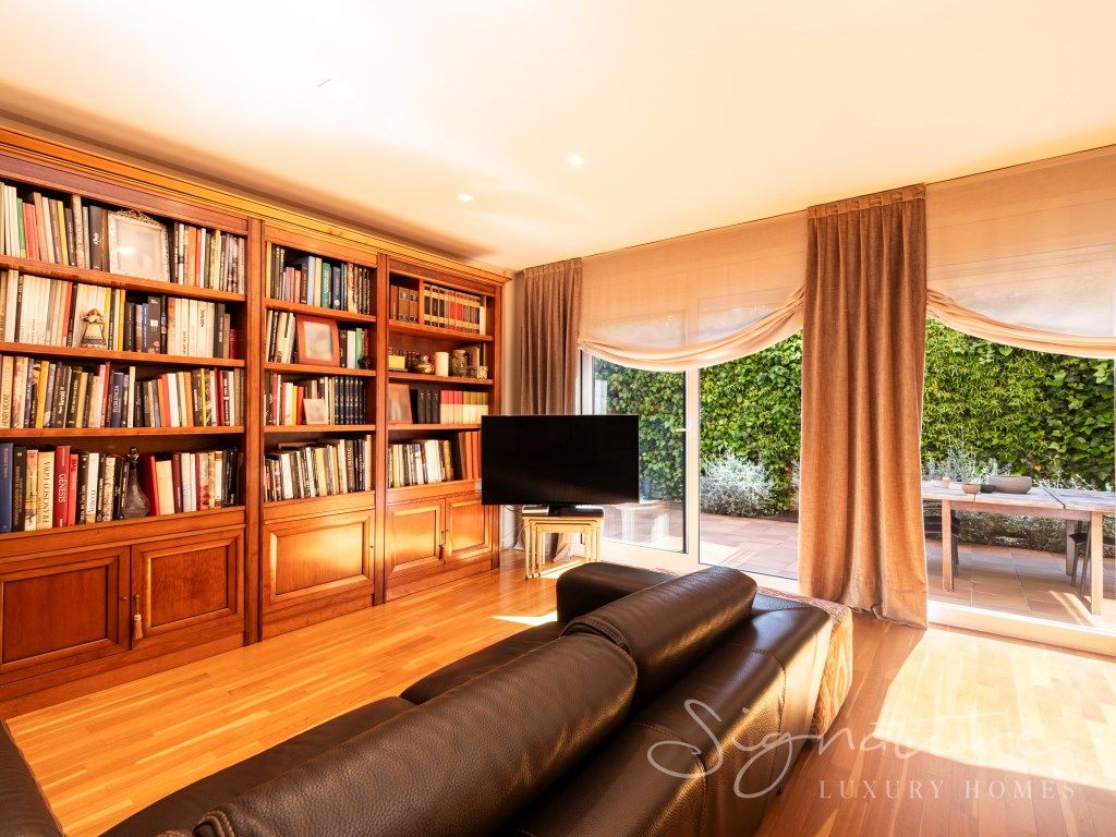 Sala de estar de Casa adosada en venta en Sant Cugat del Vallès con Aire acondicionado, Calefacción y Terraza