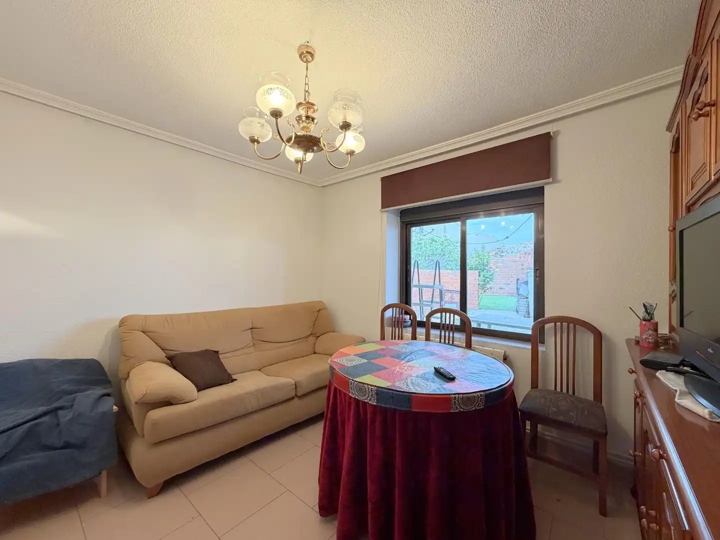 Sala d'estar de Casa o xalet en venda en Narros de Saldueña amb Calefacció, Jardí privat i Traster