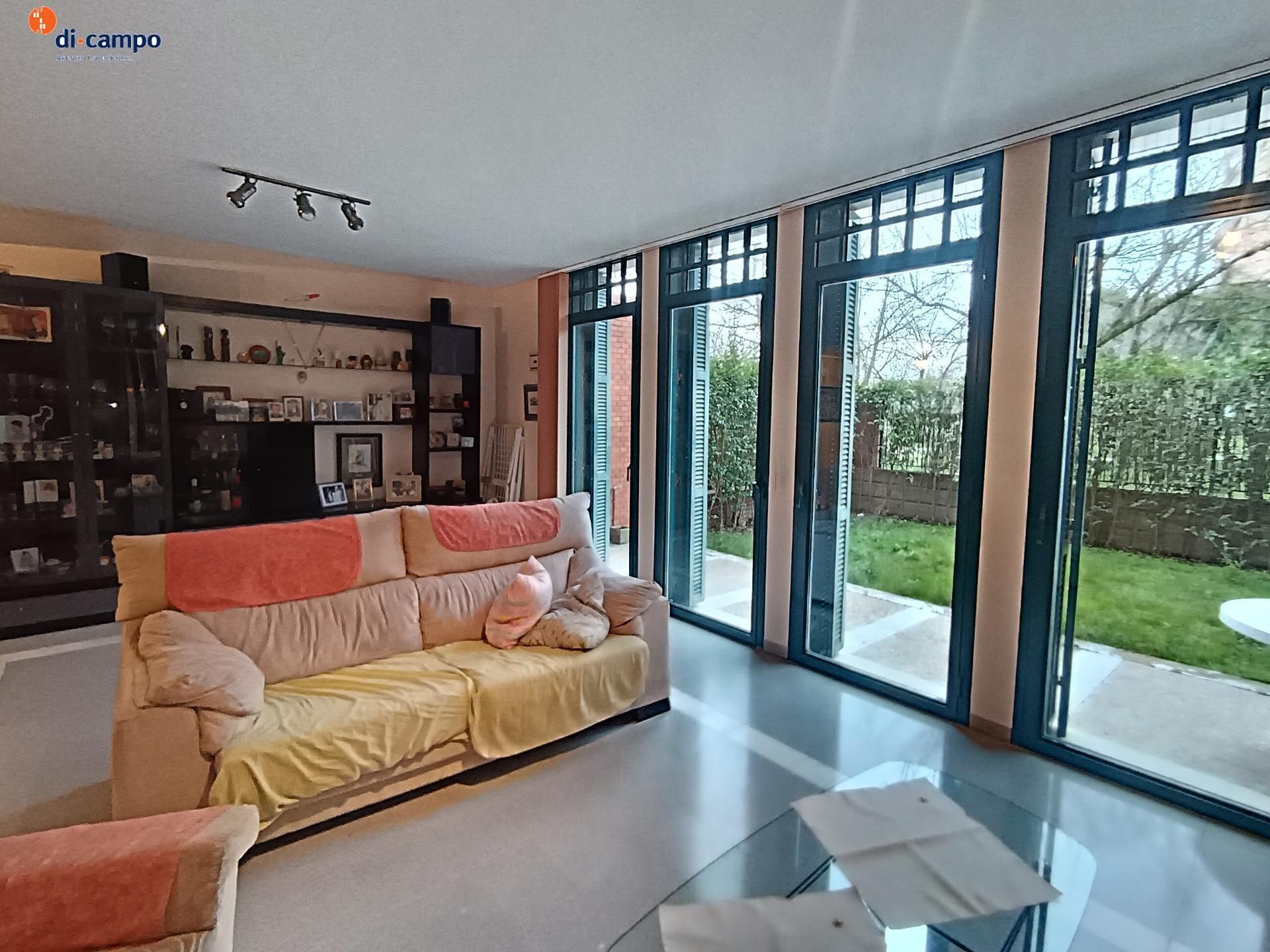 Sala d'estar de Casa adosada en venda en Valladolid Capital amb Calefacció, Jardí privat i Traster