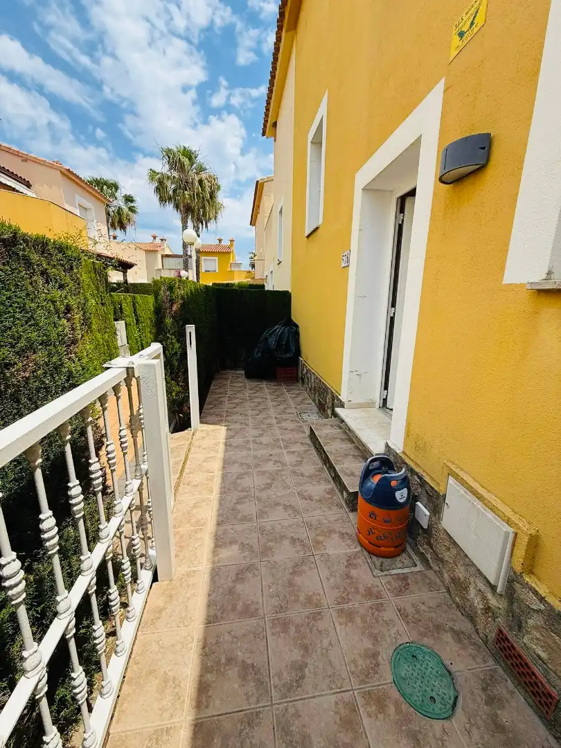 Vista exterior de Casa adosada en venda en Oliva amb Aire condicionat, Calefacció i Jardí privat