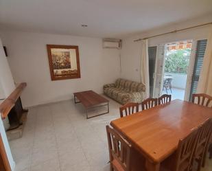 Sala d'estar de Casa adosada en venda en Moncofa amb Aire condicionat, Jardí privat i Terrassa