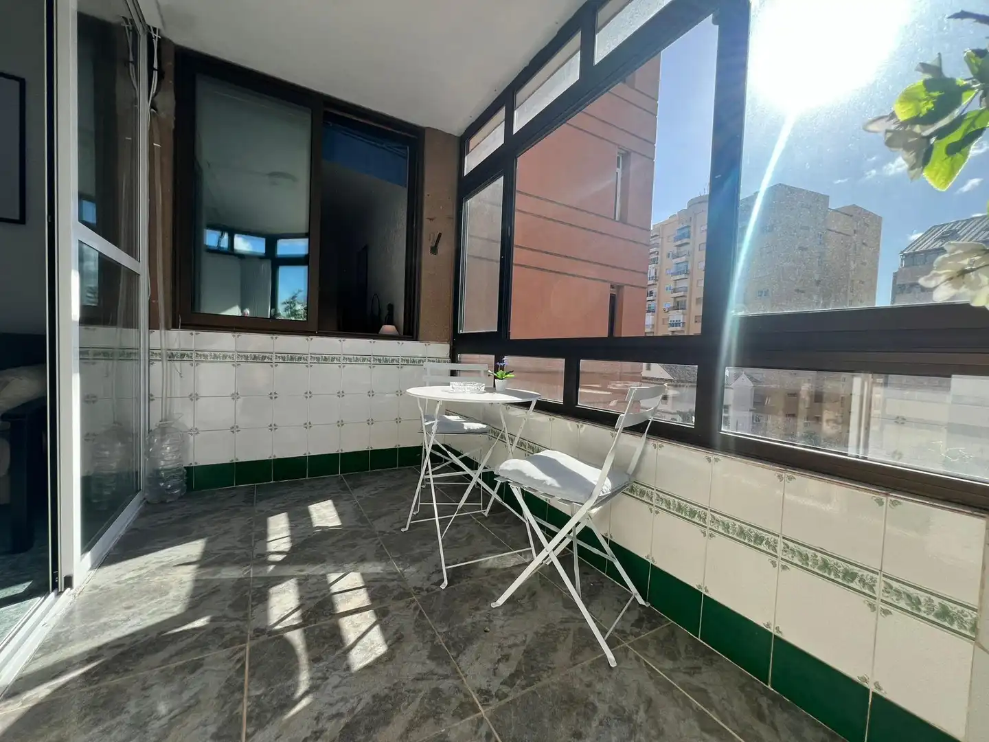 Außenansicht von Wohnungen zur Miete in Fuengirola mit Klimaanlage, Terrasse und Gemeinschaftspool