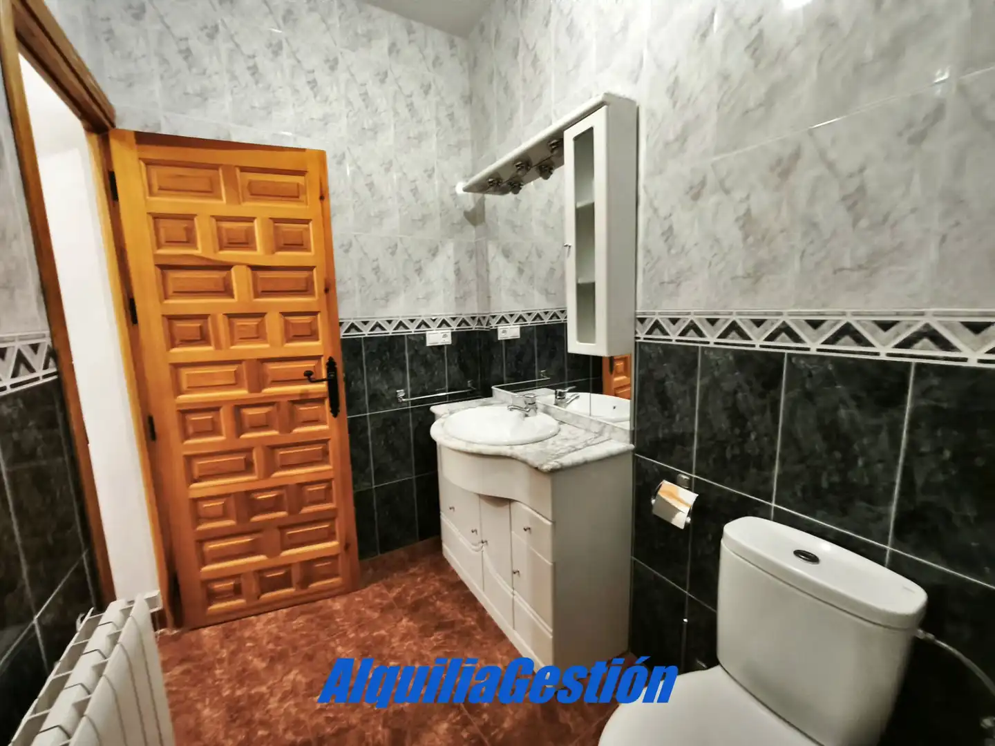 Baño de Casa adosada en venta en Tamajón con Calefacción, Terraza y Balcón