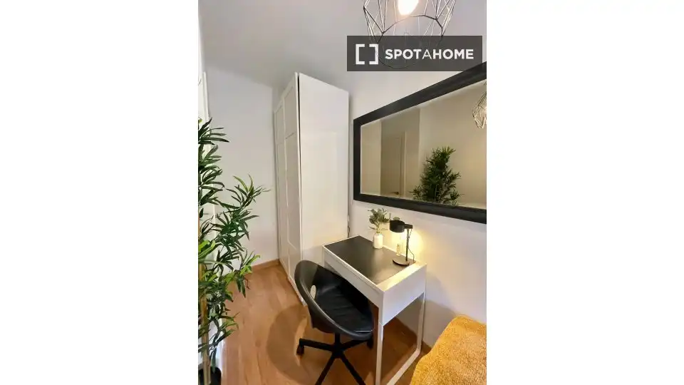 Bedroom of Flat for share in Madrid  with Air Conditioner, Heating and Internet