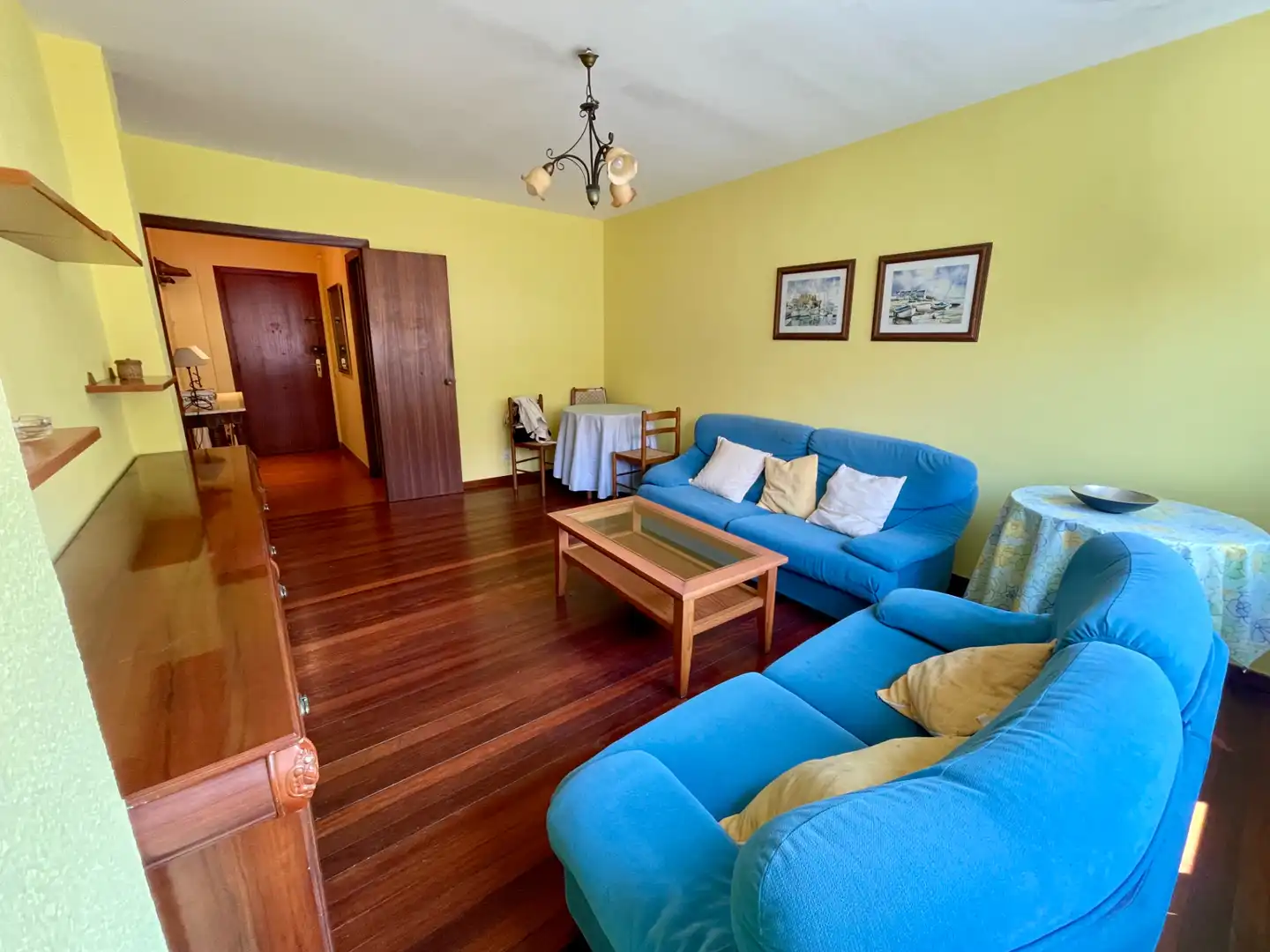 Sala d'estar de Pis de lloguer en Santiago de Compostela  amb Calefacció, Parquet i Moblat