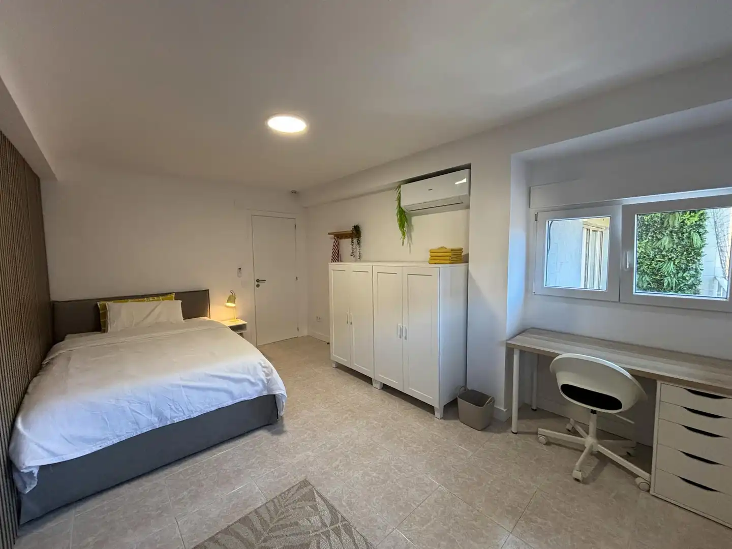 Schlafzimmer von Wohnung zur untervermieten in Valencia mit Klimaanlage, Heizung und Waschmaschine