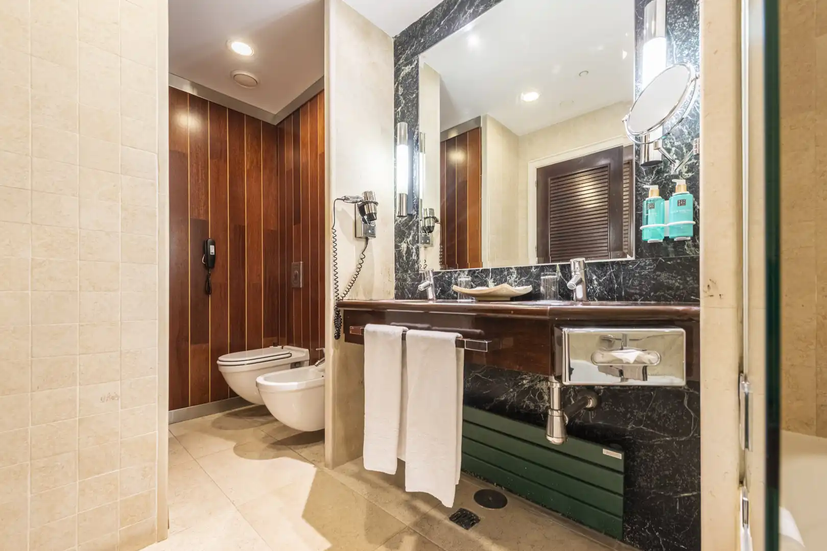 Baño de Apartamento en venta en Marbella con Terraza, Piscina y Amueblado