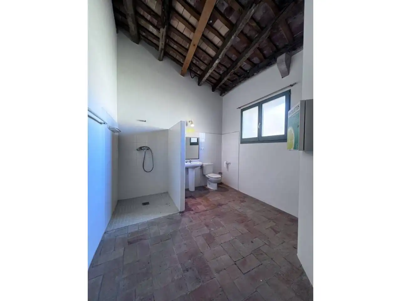 Baño de Casa adosada de alquiler en Avinyonet de Puigventós con Aire acondicionado, Calefacción y Jardín privado