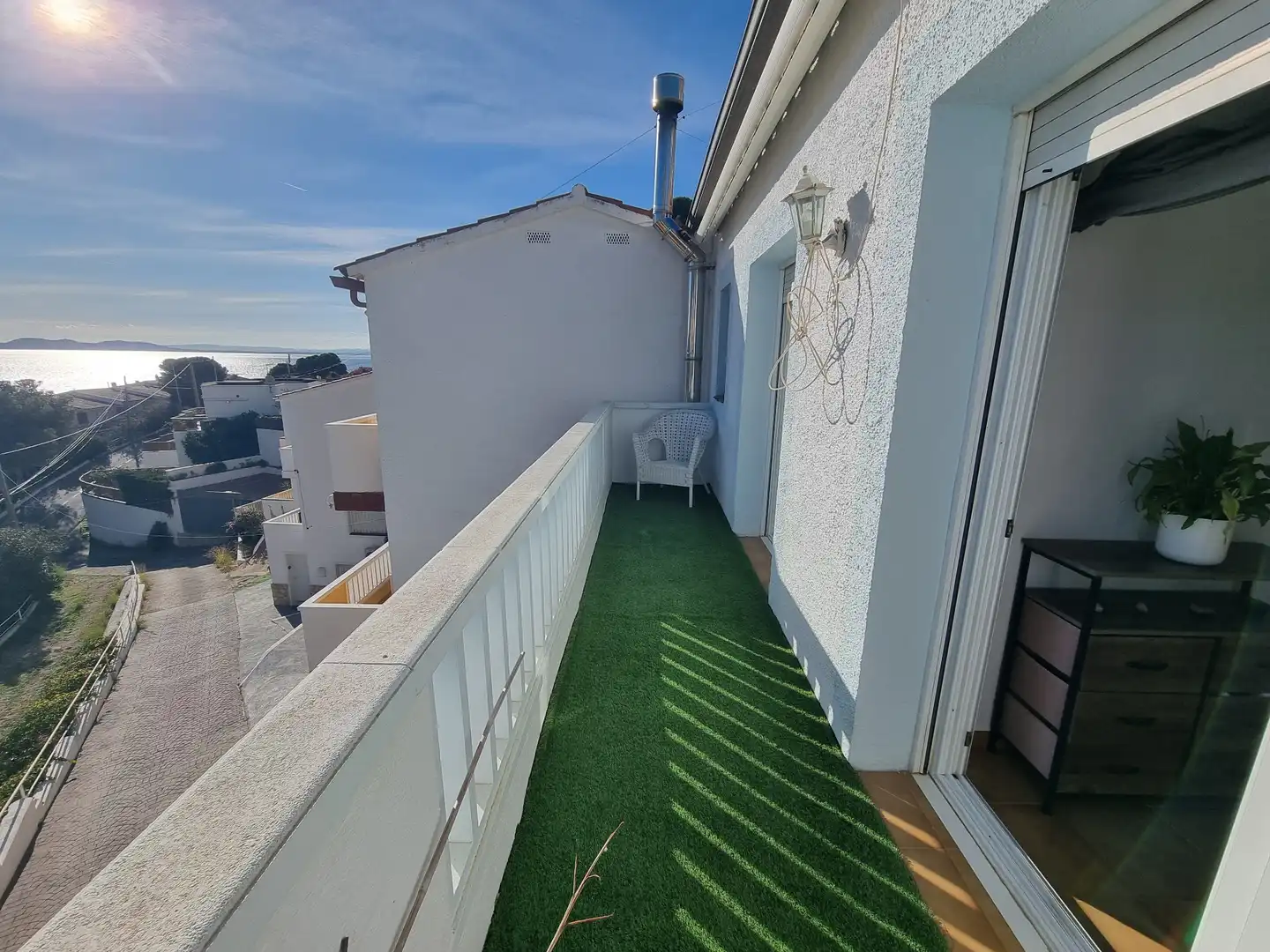 Terrasse von Einfamilien-Reihenhaus zum Verkauf in Roses mit Klimaanlage, Heizung und Privatgarten