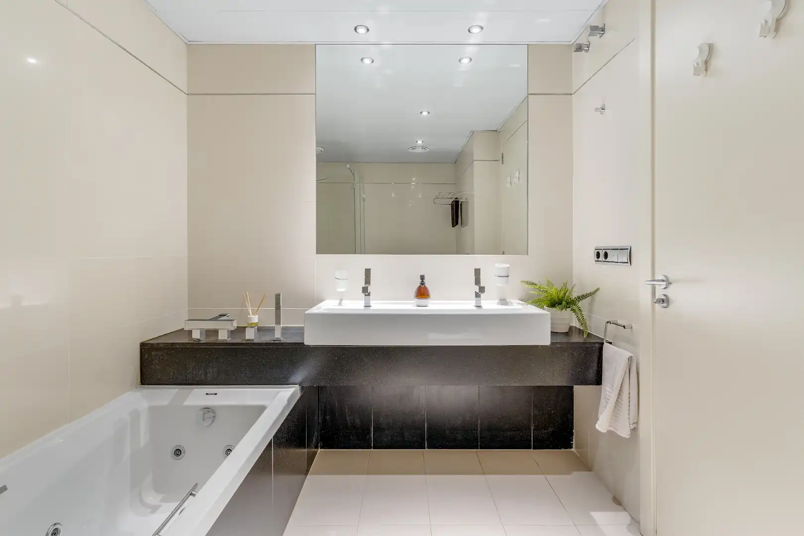 Bathroom of Flat for sale in Barcelona  with Air Conditioner, Heating and Parquet flooring