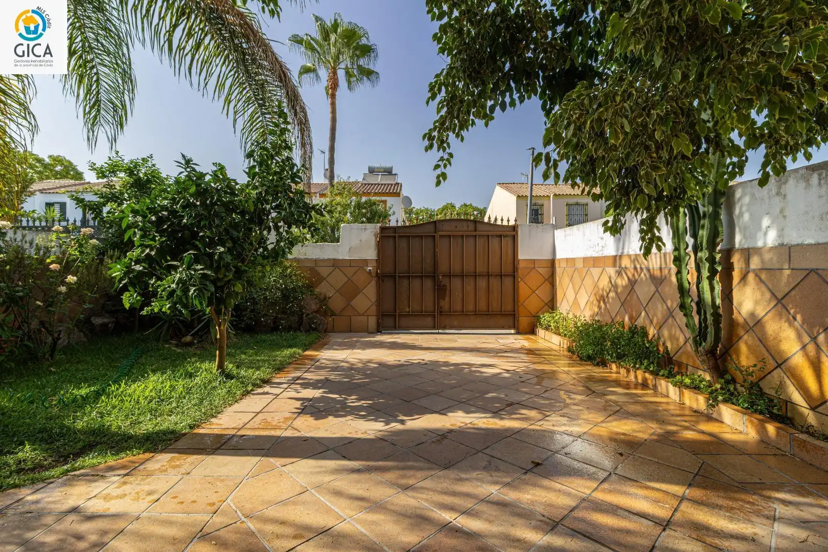 Casa aparellada amb terrassa en venda a El Retiro - Parque Atlántico - Ronda este