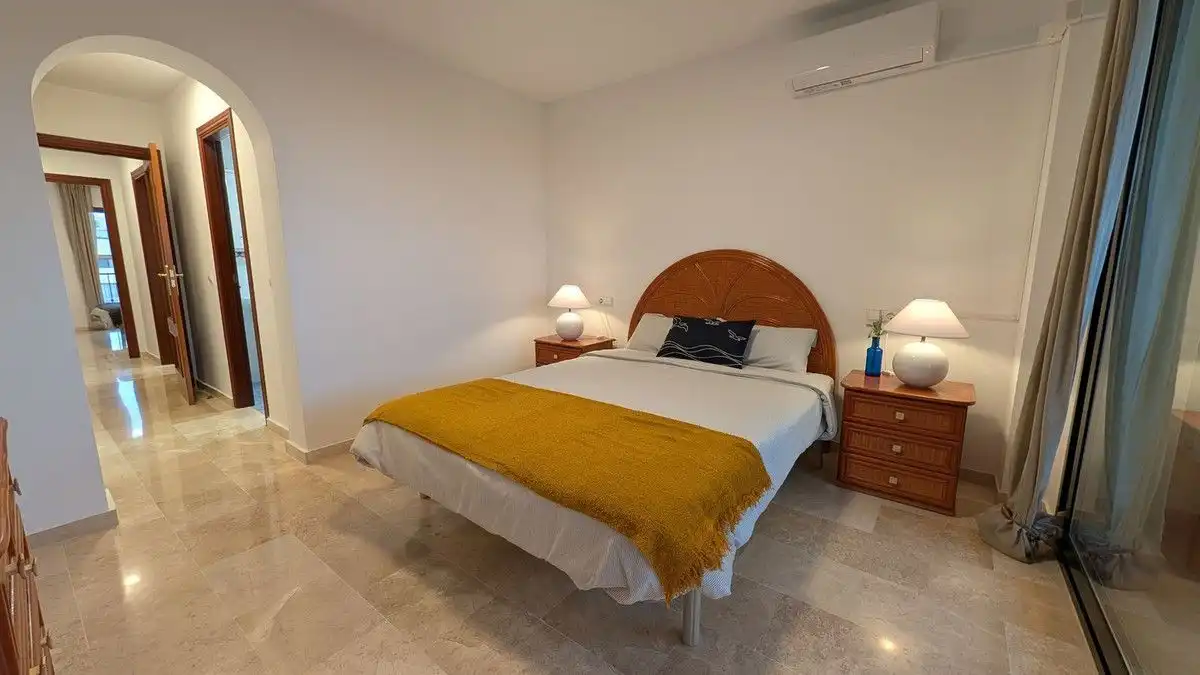 Dormitori de Apartament de lloguer en Estepona amb Aire condicionat, Calefacció i Terrassa