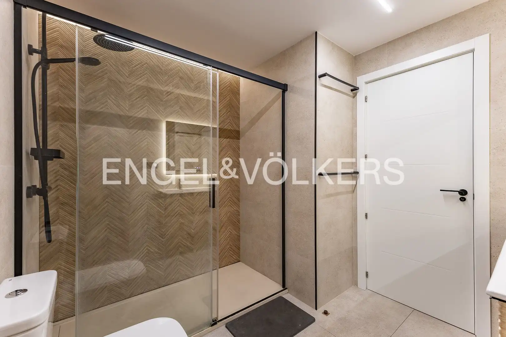 Bathroom of Flat for sale in Sabadell  with Air Conditioner, Heating and Parquet flooring