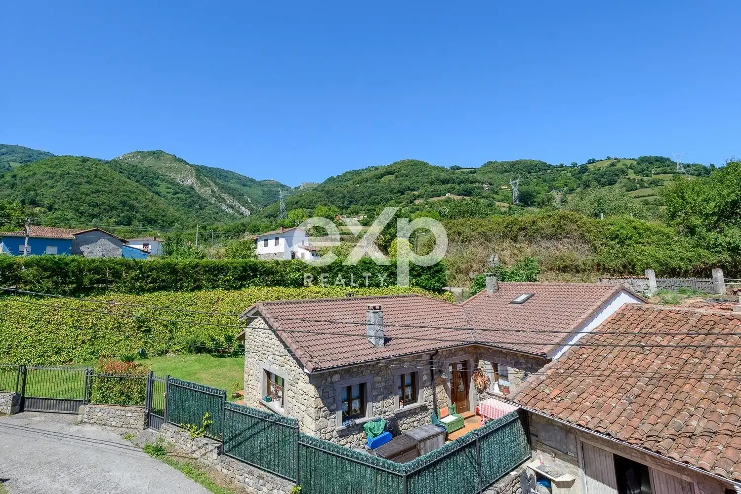 Vista exterior de Casa o xalet en venda en Lena amb Traster i Moblat