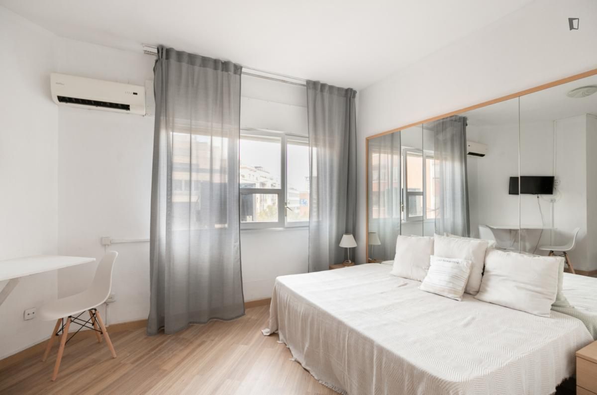 Habitación de Estudio de alquiler en  Barcelona Capital con Aire acondicionado, Calefacción y Amueblado