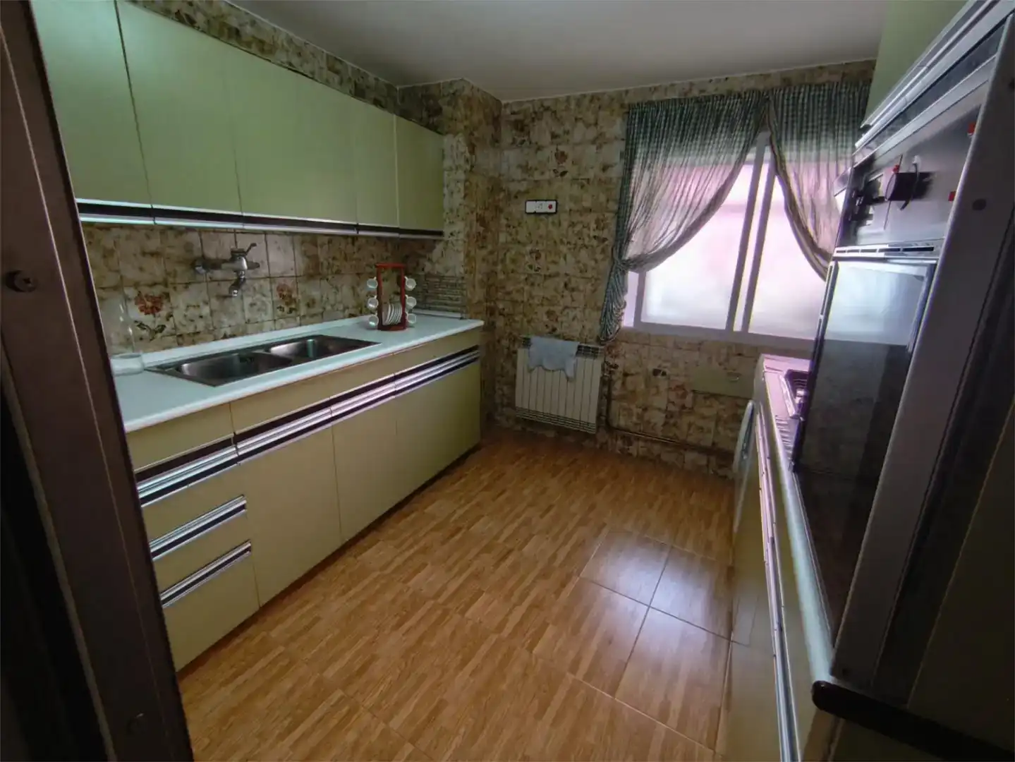 Cuina de Casa adosada en venda en Escucha amb Moblat, Forn i Rentadora