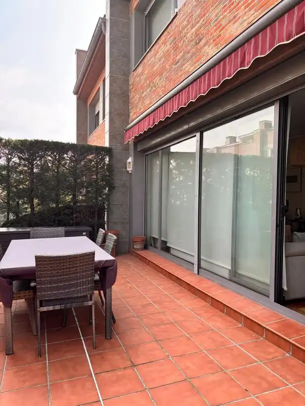 Terrasse von Einfamilien-Reihenhaus zum Verkauf in Sopela mit Heizung, Privatgarten und Terrasse