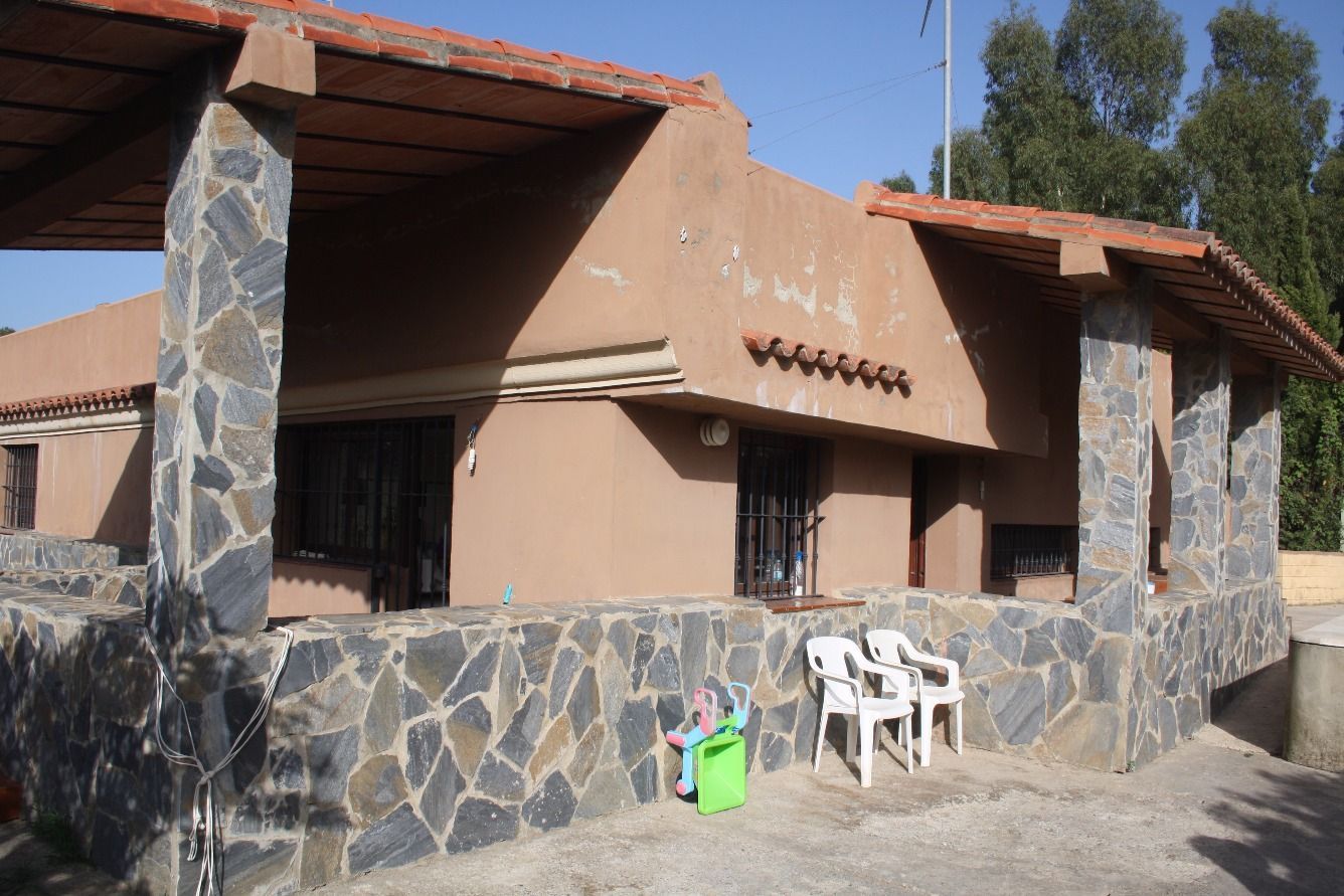 Vista exterior de Casa o xalet en venda en Los Barrios amb Calefacció, Jardí privat i Traster
