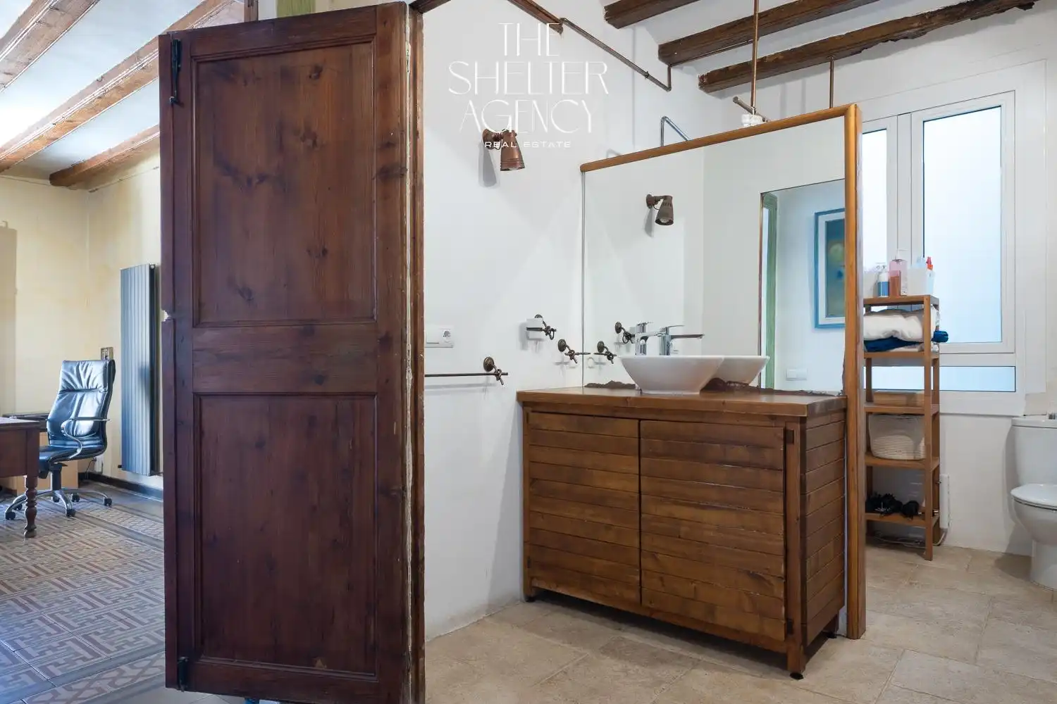 Baño de Ático en venta en Barcelona con Calefacción, Trastero y Balcón