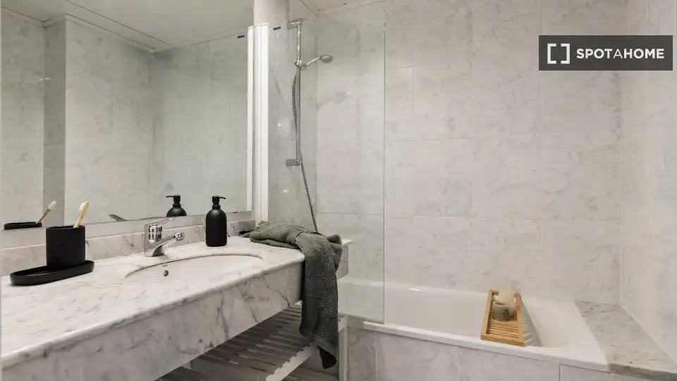 Bathroom of Flat for rent in Barcelona  with Air Conditioner, Heating and Furnished