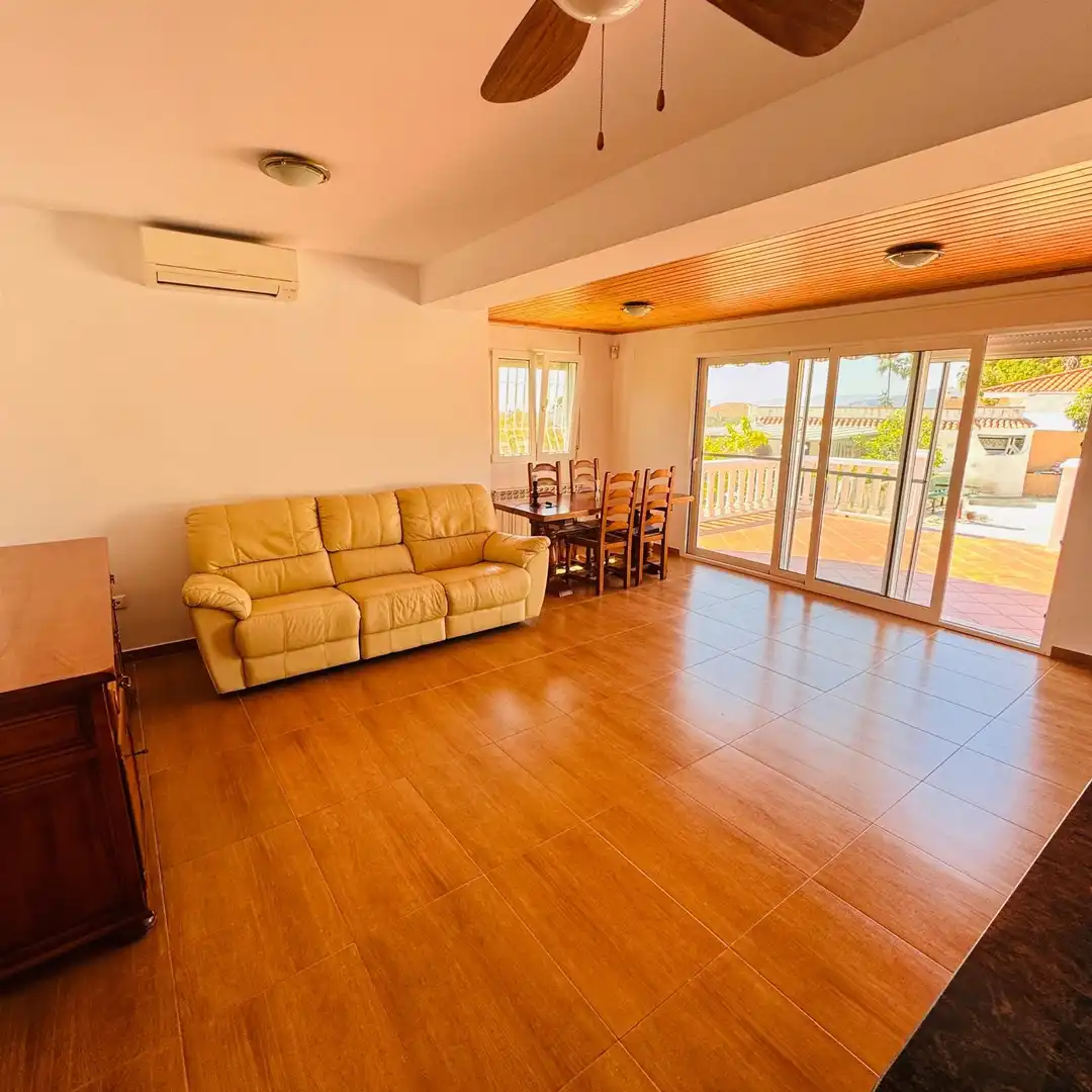 Sala d'estar de Casa o xalet en venda en Vinaròs amb Aire condicionat, Calefacció i Jardí privat