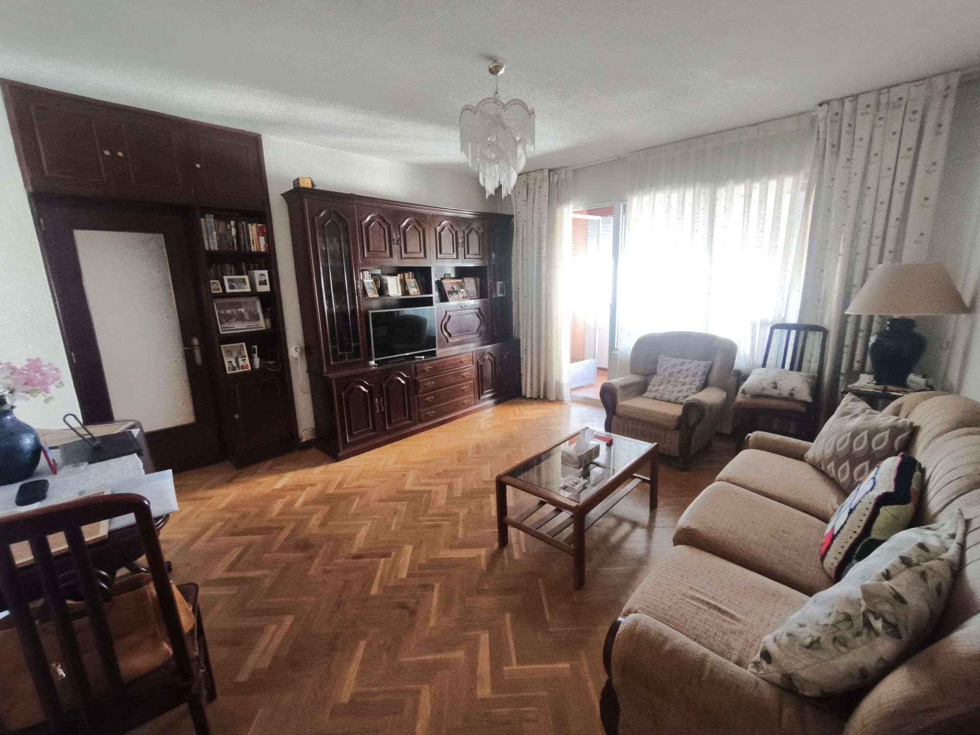 Sala d'estar de Pis en venda en  Madrid Capital amb Calefacció, Parquet i Terrassa