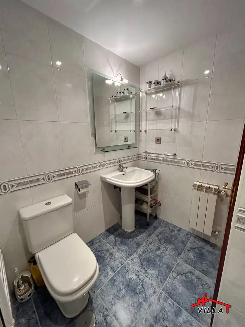 Bathroom of Flat for sale in Laredo  with Heating