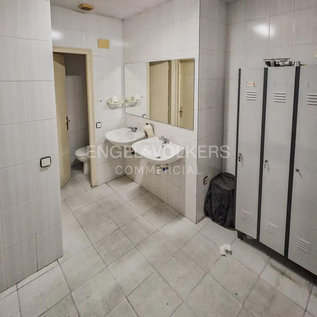 Bathroom of Industrial buildings for sale in Terrassa