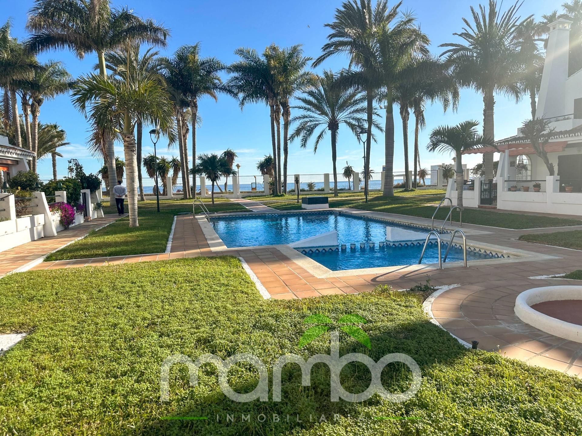 Piscina de Casa o xalet en venda en Vélez-Málaga amb Jardí privat, Terrassa i Balcó