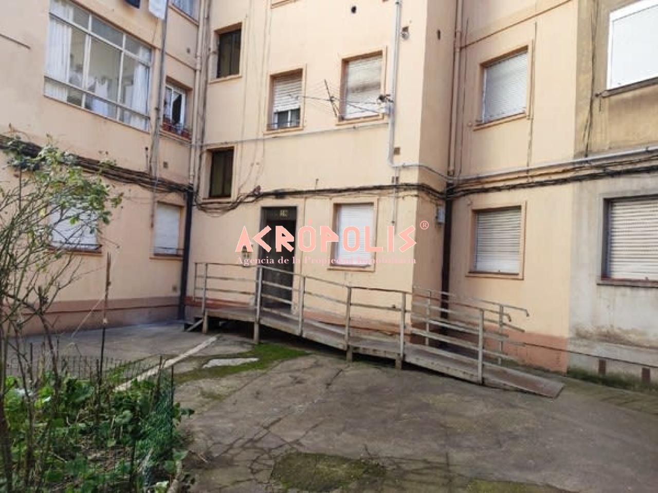 Vista exterior de Piso en venta en León Capital  con Calefacción