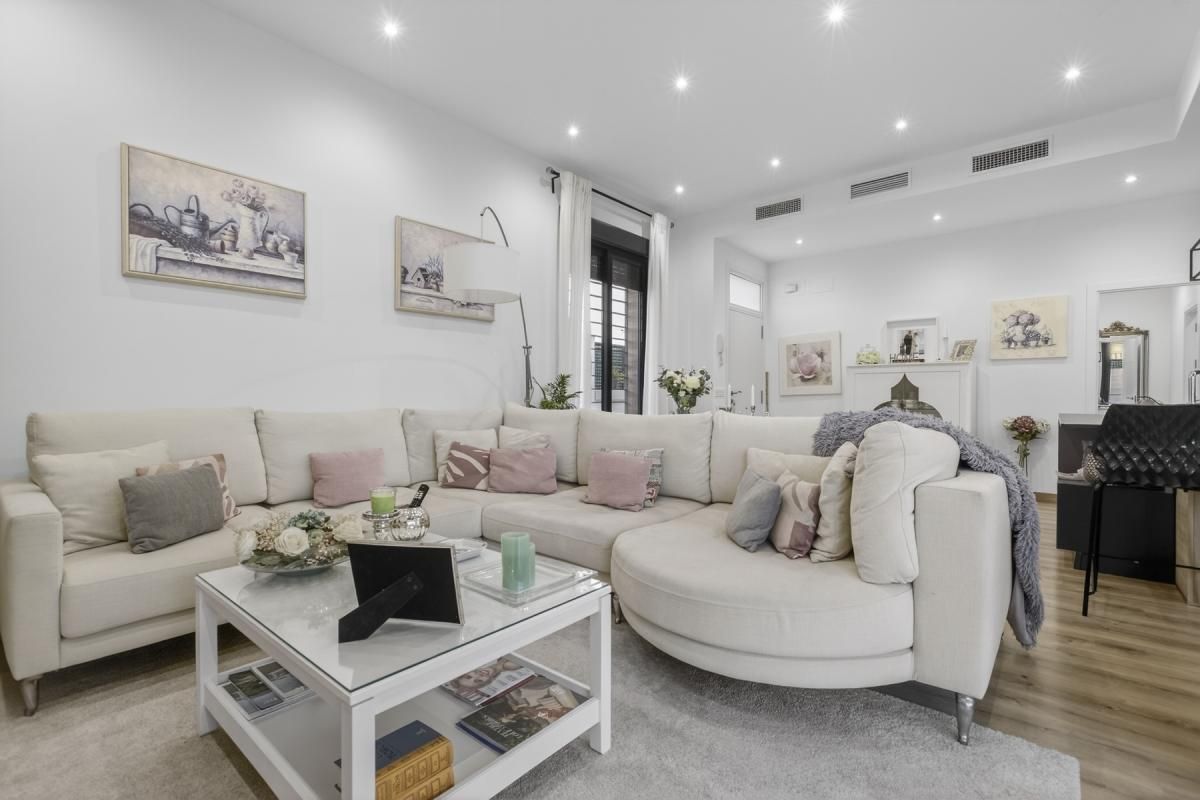 Sala de estar de Casa adosada en venta en Umbrete con Aire acondicionado, Calefacción y Jardín privado