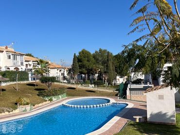 Baixos amb piscina de lloguer a Avenida Laguna azul
