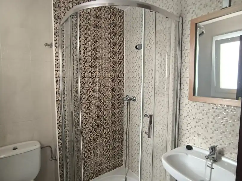 Badezimmer von Wohnung zur Miete in Ciudad Real Capital mit Terrasse und Balkon