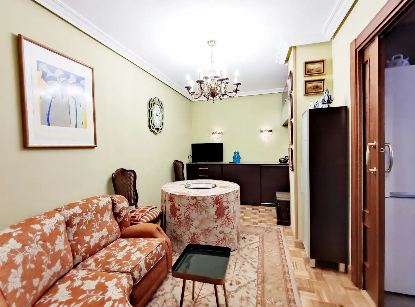 Sala d'estar de Pis en venda en Oviedo  amb Calefacció, Parquet i Traster