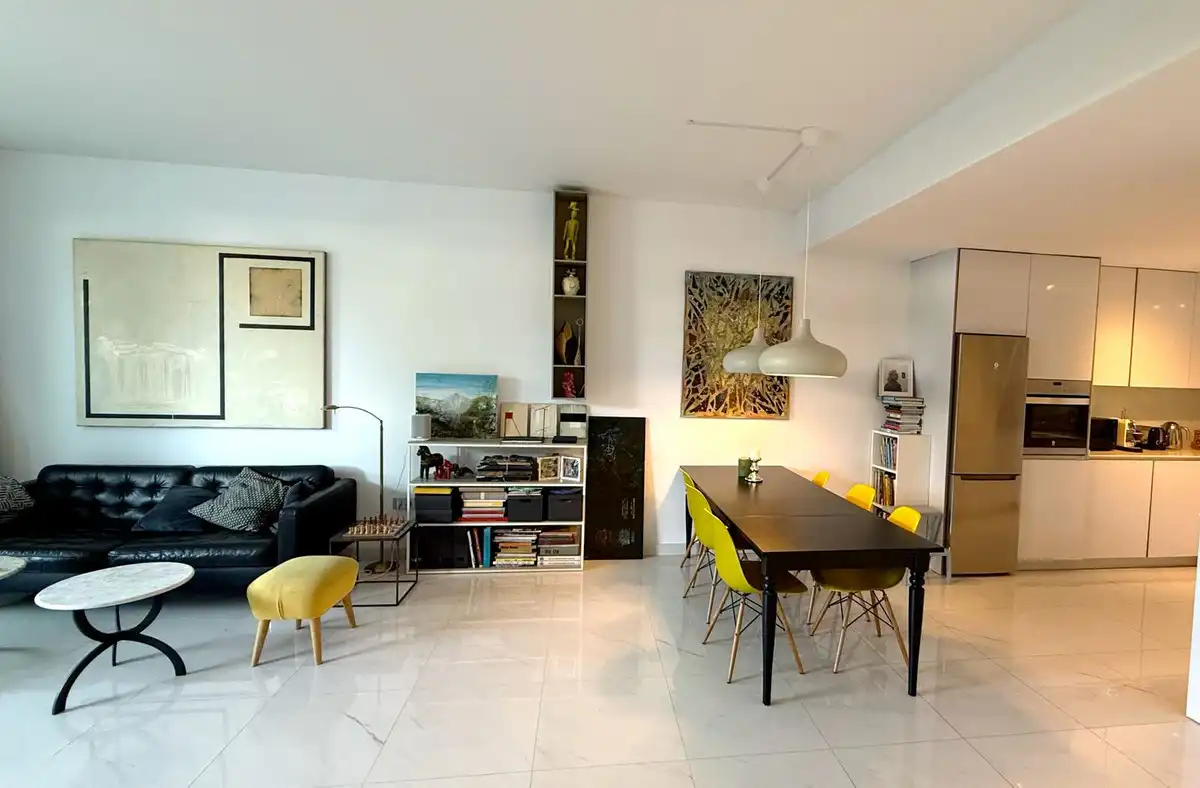 Wohnzimmer von Wohnung zum Verkauf in Estepona mit Klimaanlage, Privatgarten und Terrasse