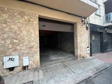 Motorradstellplatz zur Miete in Calle Puig Rom, 102 Bajos 102