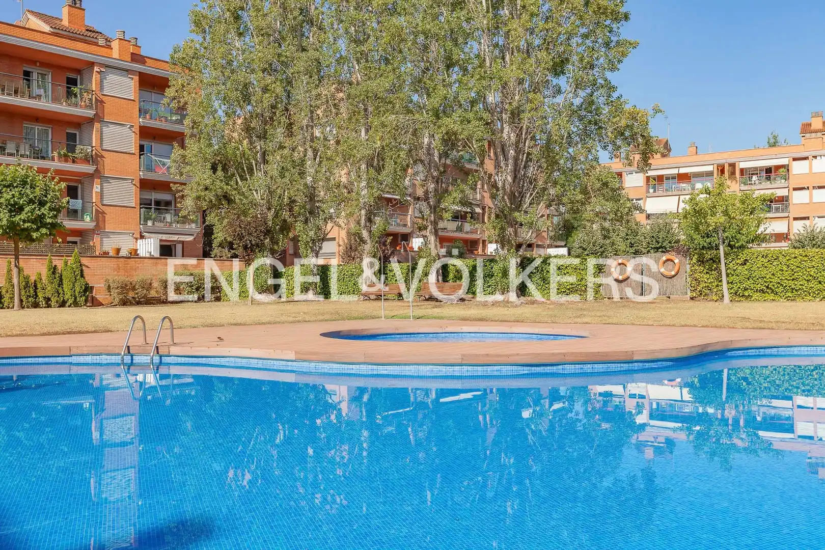 Vista exterior de Pis de lloguer en Sant Cugat del Vallès amb Calefacció, Jardí privat i Parquet
