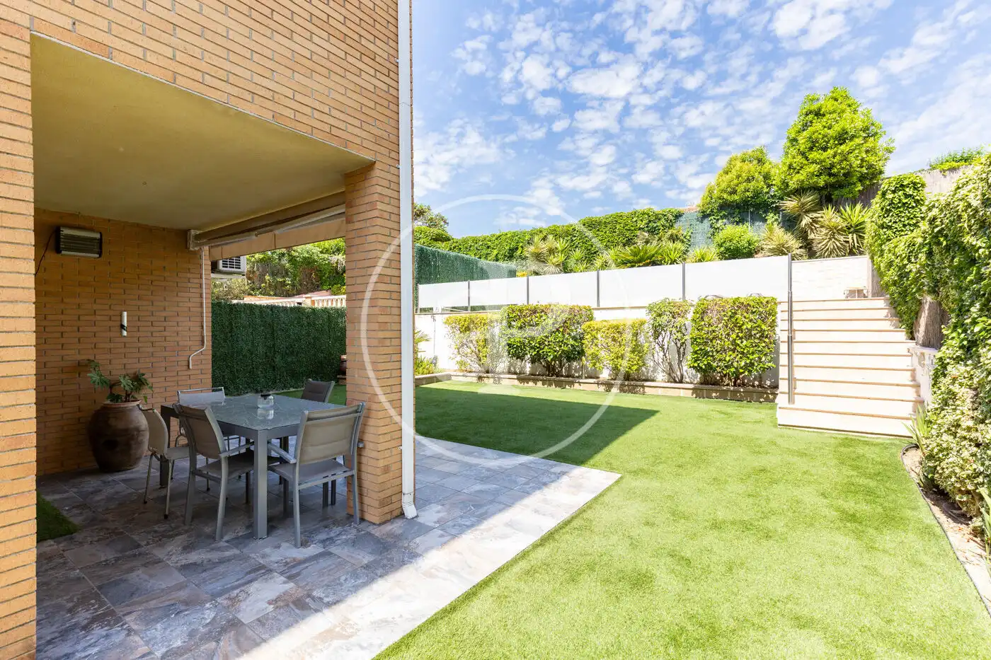 Terrasse von Einfamilien-Reihenhaus zum Verkauf in Sant Quirze del Vallès mit Klimaanlage, Heizung und Privatgarten