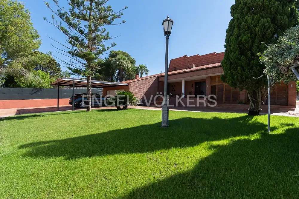Vista exterior de Casa o xalet en venda en Paterna amb Aire condicionat, Calefacció i Jardí privat
